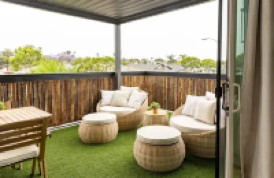 メディタレーニアン モダン ステップス トゥ ビーチ ダイニング ウィズ スパ