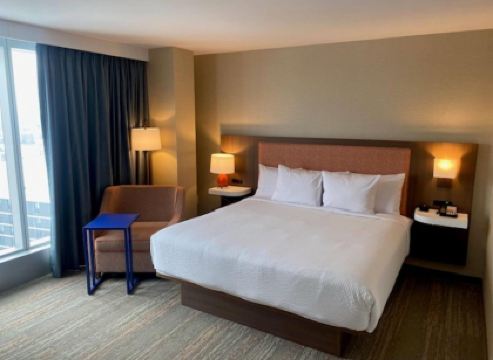 La Quinta Inn & Suites by Wyndham Jamaica NYC/JFK AirTrain