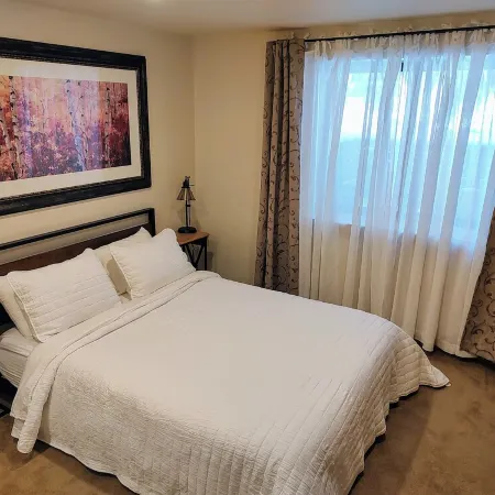 Downtown Park and Rec Center.  Pool/gym/hot tub 1 block away.