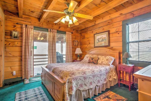 Serene Cabin in the Smokies w/ 2 Decks & Hot Tub! - parking