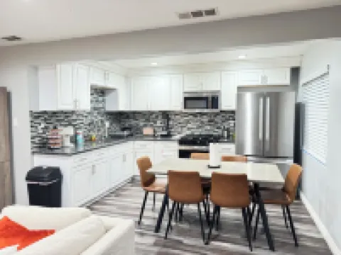 Charming 3-bedroom house with AC and WiFi in marvelous Colton Hoteles en Colton