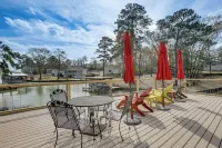 Private Hot Tub & Dock! Lakefront Log Cabin Oasis - Wifi