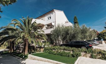 Apartments Lola