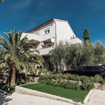 Apartments Lola