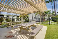 Sunny Central Condo Lanai and Community Pool Access - Spa