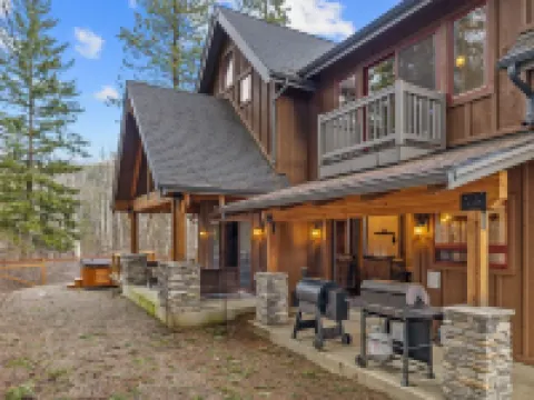 New Hot Tub - 3 Bedroom - 3.5 Bath - Bedrooms Have Private Bathrooms - Fire Pit Hotels in Ronald