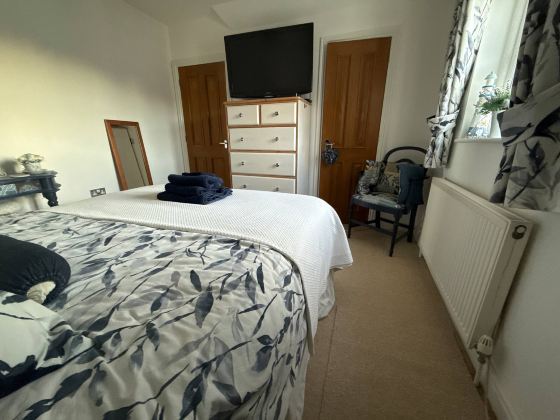 Charming Cottage Room with Garden Views in Bedford