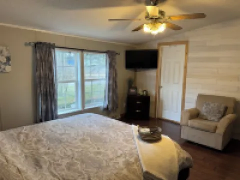 2.5 miles from Beaver Stadium our Charming 3-bedroom house with AC, WiFi