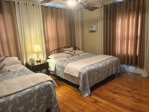 4-Bdrm 3 bath house in Grafton with large patio, WiFi and very walkable. Fun!!!