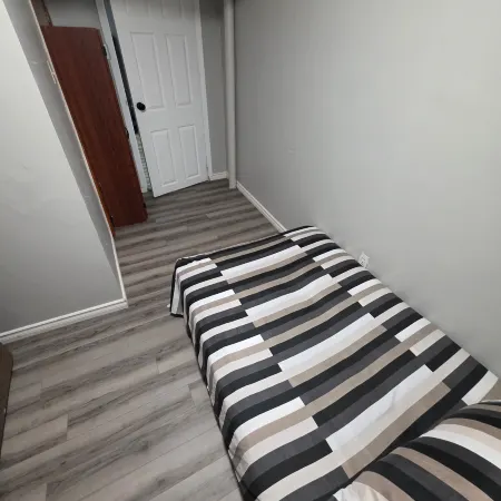 Bright & Cozy 2-Bedroom Main Floor Suite Отели в г. Брамптон