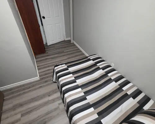 Bright & Cozy 2-Bedroom Main Floor Suite Hotéis em Brampton