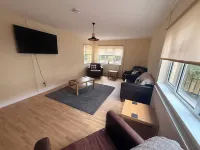 Spacious House Sleeps 10 -Near Bikepark Wales -Central -Parking Hotels in Merthyr Tydfil