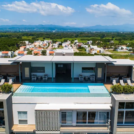 Modern Condo With Breathtaking Views, Infinity Pool, and en Suite Bedrooms