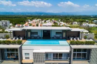 Modern Condo With Breathtaking Views, Infinity Pool, and en Suite Bedrooms فنادق في 