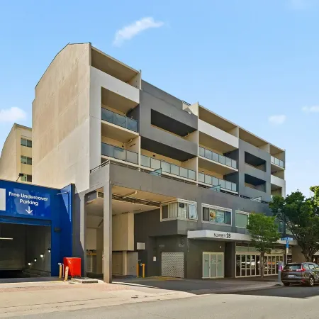 Braddon Retreat: Spacious 1-bed With Parking