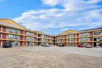 Super 8 by Wyndham Metairie - parking