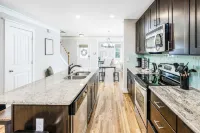 Boho Retreat, Steps from Downtown, Porch + Parking -  Privatzimmer
