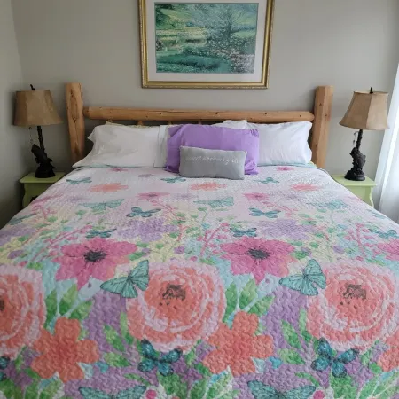 Cozy Retreat. 1 Bedroom House, Welcome!May 1st -Nov 1st Internet & Wifi
