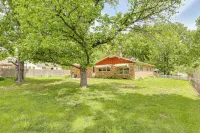 Fenced Yard & Patio! Shawnee Getaway 2 Mi to Dtwn