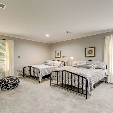 Walk to Main St! 4-acre Family Escape in London