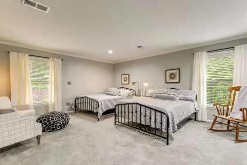 Walk to Main St! 4-acre Family Escape in London - 3-Star