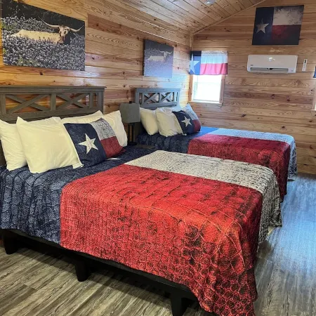 Cabin Unit 3 of 6 Called the Texan with WiFi and AC in serene Paige