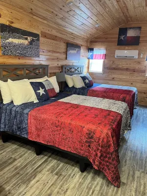 Cabin Unit 3 of 6 Called the Texan with WiFi and AC in serene Paige