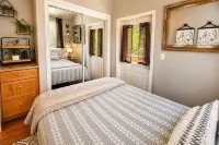 Das Tree Haus 1 Bedroom Home by NW Comfy Cabins by RedAwning