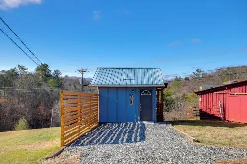 Marshall Studio w/ Loft, Hot Tub & Views! - parking