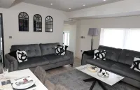 White Bungalow with 75" Tv, Air Con, Contractors - Homestays