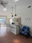Private Pool, Walk to Beach 🏖️, Bright Sun Room, Quiet West End - 4-Star