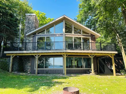 Lake Home with a spacious 1+ acre lot on Big Birch Lake - Wifi
