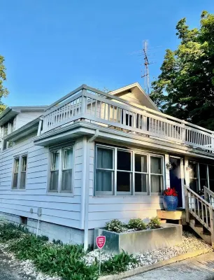 Modern Farmhouse, Sleeps 8, North of St. Joseph - 4 stjerner