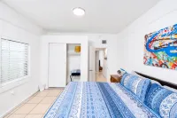 Downtown Blue Bungalow w/Fully Fenced Yard, AC, W/D, 3 Smart TVs, Den, Fast WiFi - 4 Sao