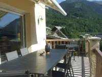 Lovely village house with a view of lake and mountain VAUJANY on the other side Alpe d'Huez - Chalets
