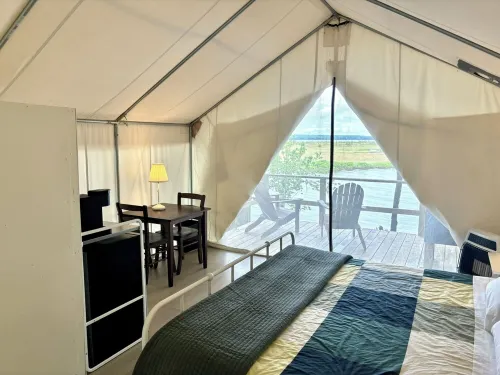Lakefront Glamping Tent w/ensuite bathroom, King Bed, Fabulous View, near Acadia - Feriehus