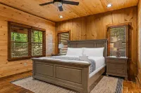 Spacious Mountain Cabin w/Mountain Views, Hot Tub & Game Room! - Bjergudsigt