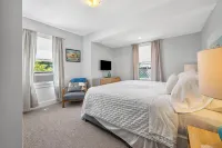 Private, 1st Floor Cottage, 5 Minute Walk to Beach- Perfect for Families! - Jacuzzi