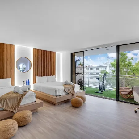 Waterfront Luxe Condo - Close to beach Hotels in Hallandale Beach