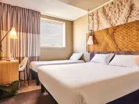 Ibis Paris Porte de Montreuil Hotels near Plus Values