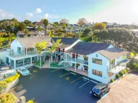 Whangaparaoa Lodge Hotel dekat Little Manly Beach