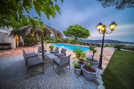 Villa with Spa, Pool and View of St Tropez's Gulf
