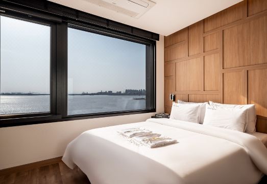 씨하이관광호텔 근처 바다 산책로