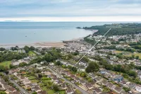 25 Coedrath Park - Sea Views from Balcony, Short Walk to Beach, Parking