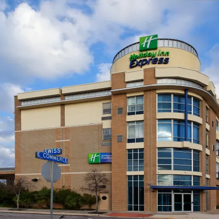 Holiday Inn Express & Suites SAN ANTONIO RIVERCENTER AREA by IHG
