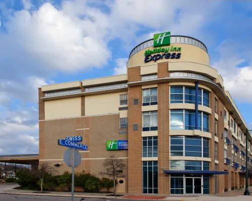 Holiday Inn Express & Suites SAN ANTONIO RIVERCENTER AREA by IHG Hotels near Fairchild Park