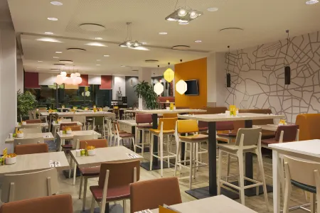 Holiday Inn Berlin City East Side Отели рядом с достопримечательностью «Embassy of the Netherlands»