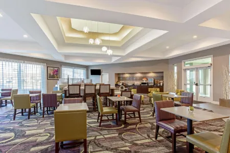 La Quinta Inn & Suites by Wyndham Panama City Отели рядом с достопримечательностью «Хиленд Парк Спортс»