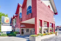 Super 8 by Wyndham Mackinaw City/Beachfront Area