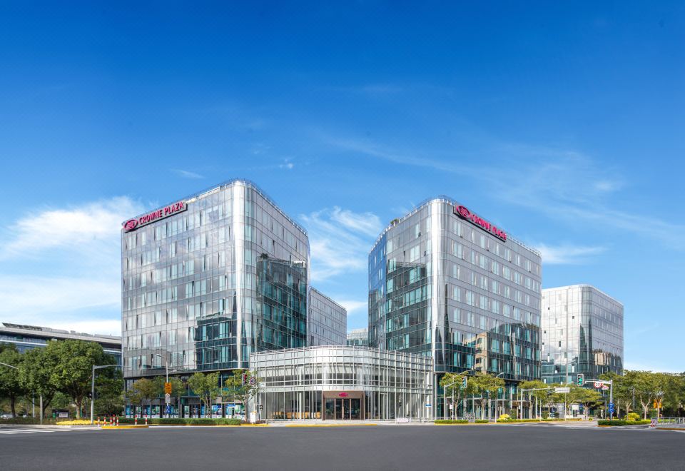 A tall building with multiple stories and an office tower in the center at Crowne Plaza Shanghai Hongqiao